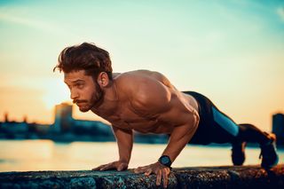 Pompki - jak robić prawidłowe pompki na klatkę piersiową i biceps?