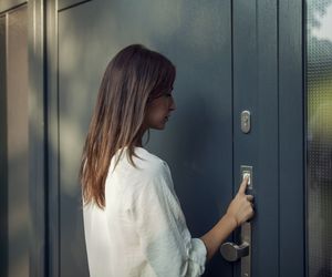 Otwieranie drzwi bez klucza. Elektroniczne otwieranie drzwi – przegląd smart technologii