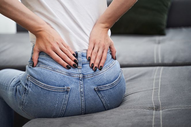 zbliżenie na plecy kobiety, która ma problemy z bólem kręgosłupa